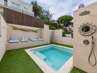 Casa amb piscina en venda a Carrer de Nàpols 38