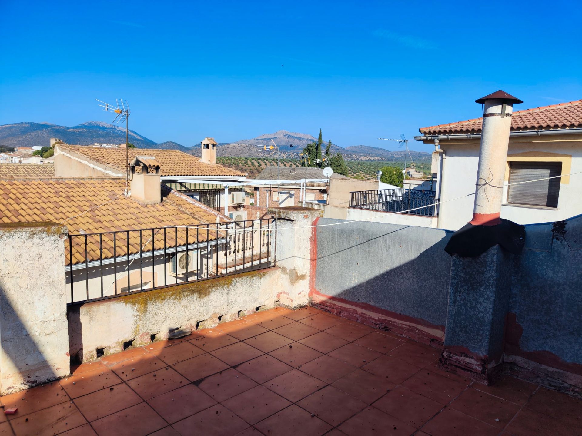 Vista exterior de Casa o xalet en venda en Iznalloz amb Terrassa i Moblat