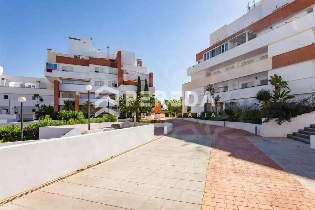 Vista exterior de Apartament en venda en Roquetas de Mar amb Aire condicionat, Jardí privat i Terrassa