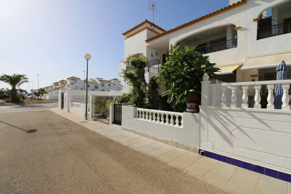Vista exterior de Apartament en venda en Orihuela amb Terrassa, Moblat i Piscina comunitària