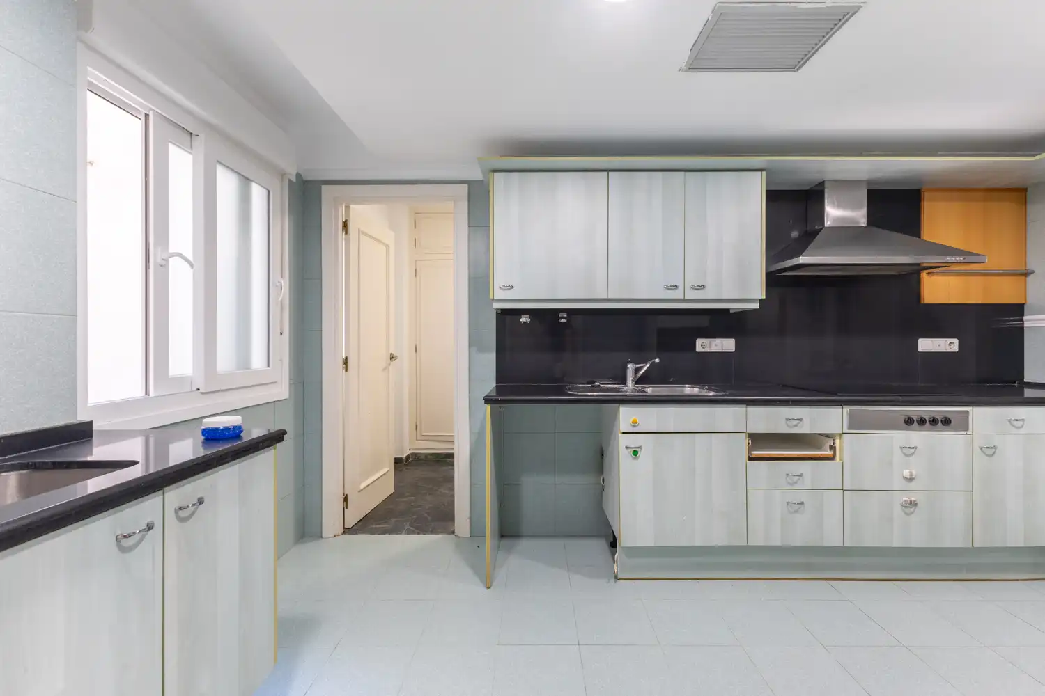 Kitchen of Flat for sale in Valencia  with Air Conditioner, Heating and Balcony