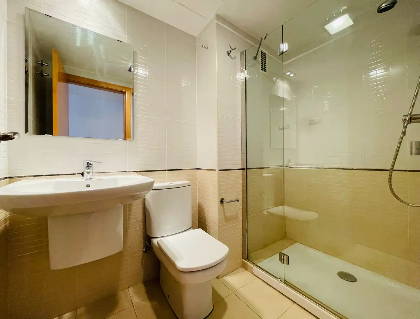 Baño de Piso de alquiler en Corbera de Llobregat con Aire acondicionado, Calefacción y Trastero