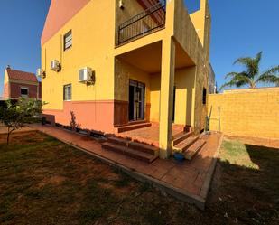 Vista exterior de Casa adosada en venda en Sanlúcar la Mayor amb Aire condicionat, Jardí privat i Terrassa