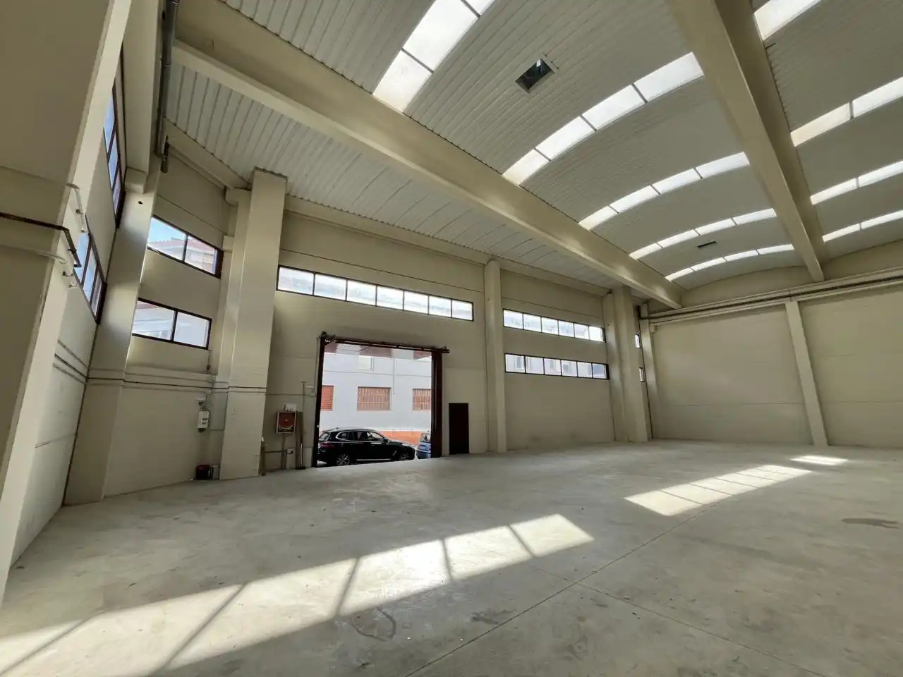 Vista exterior de Nau industrial de lloguer en Cerdanyola del Vallès amb Alarma