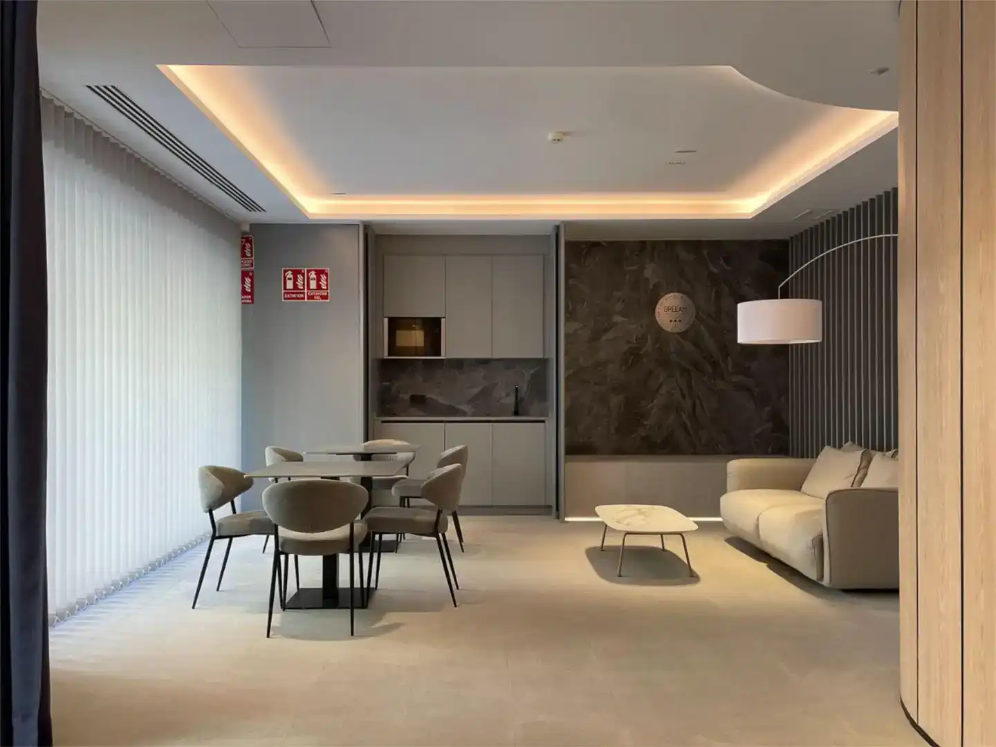 Sala d'estar de Apartament de lloguer en  Madrid Capital amb Aire condicionat i Piscina