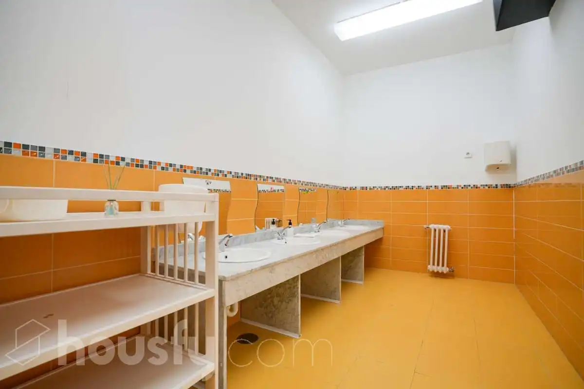 Baño de Local en venta en Madrid con Aire acondicionado