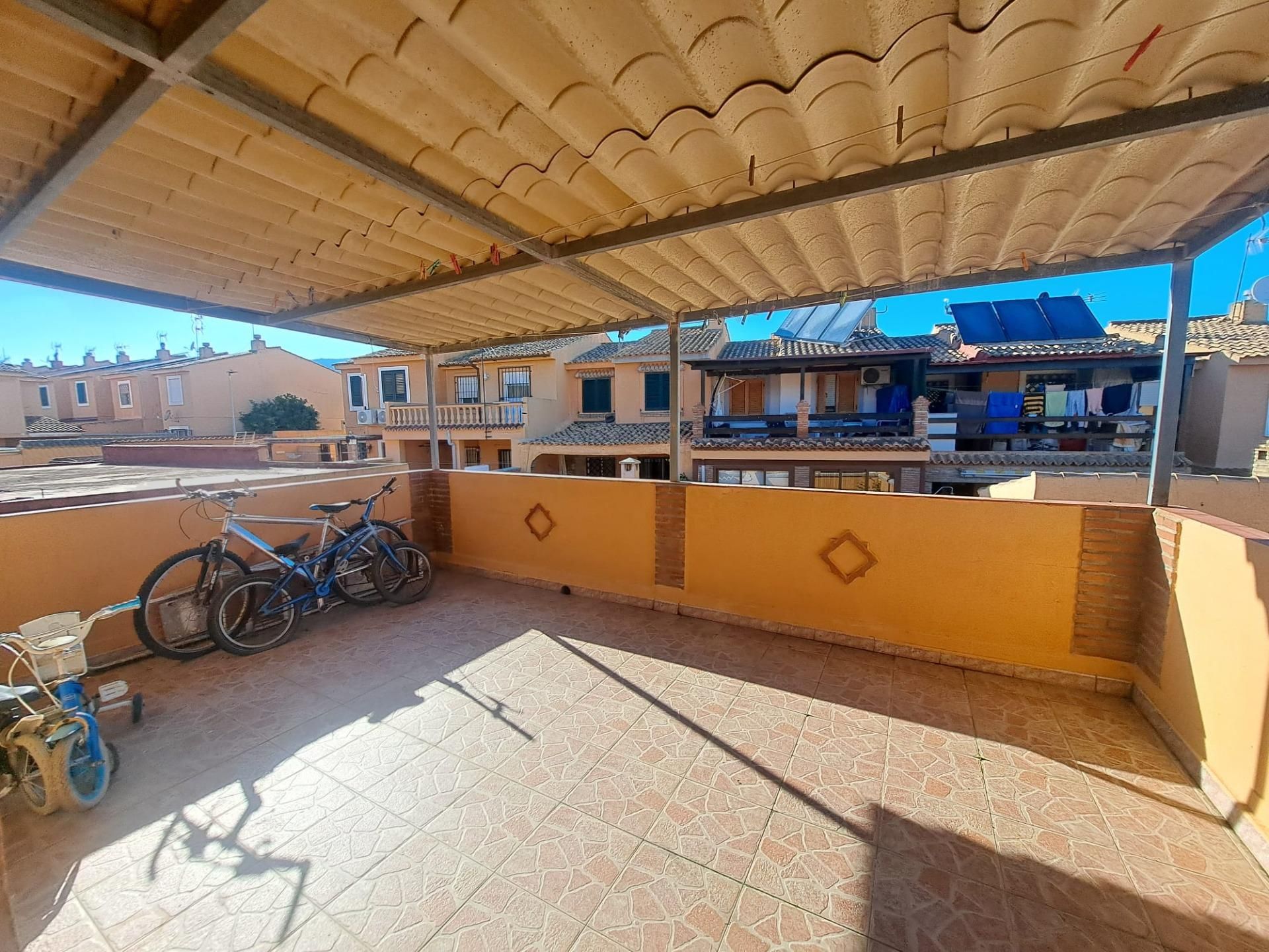 Terrassa de Casa adosada en venda en Algeciras amb Jardí privat, Terrassa i Piscina comunitària