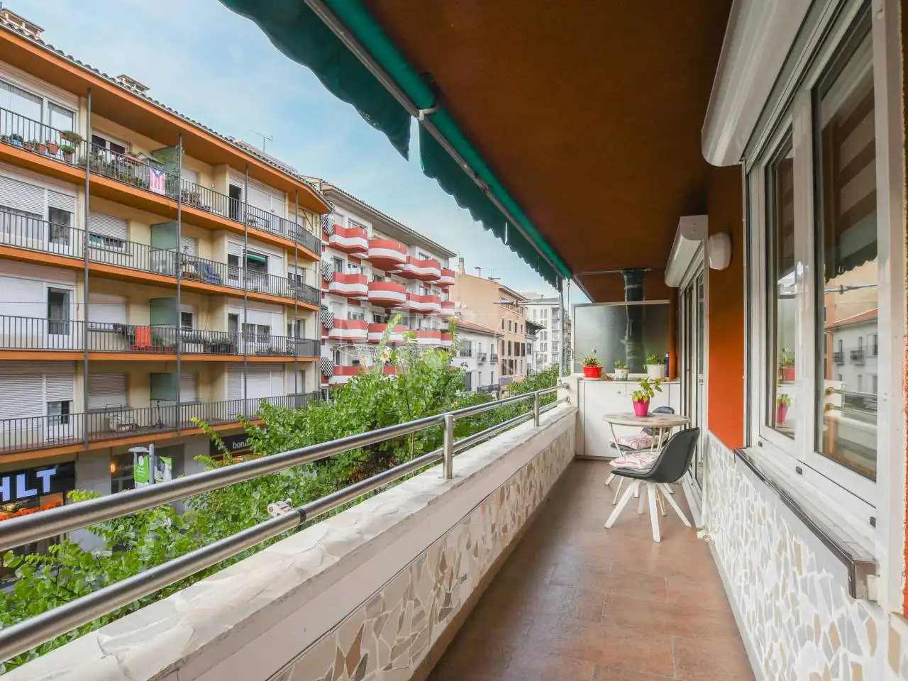 Außenansicht von Wohnungen zum Verkauf in Vic mit Heizung, Parkett und Terrasse