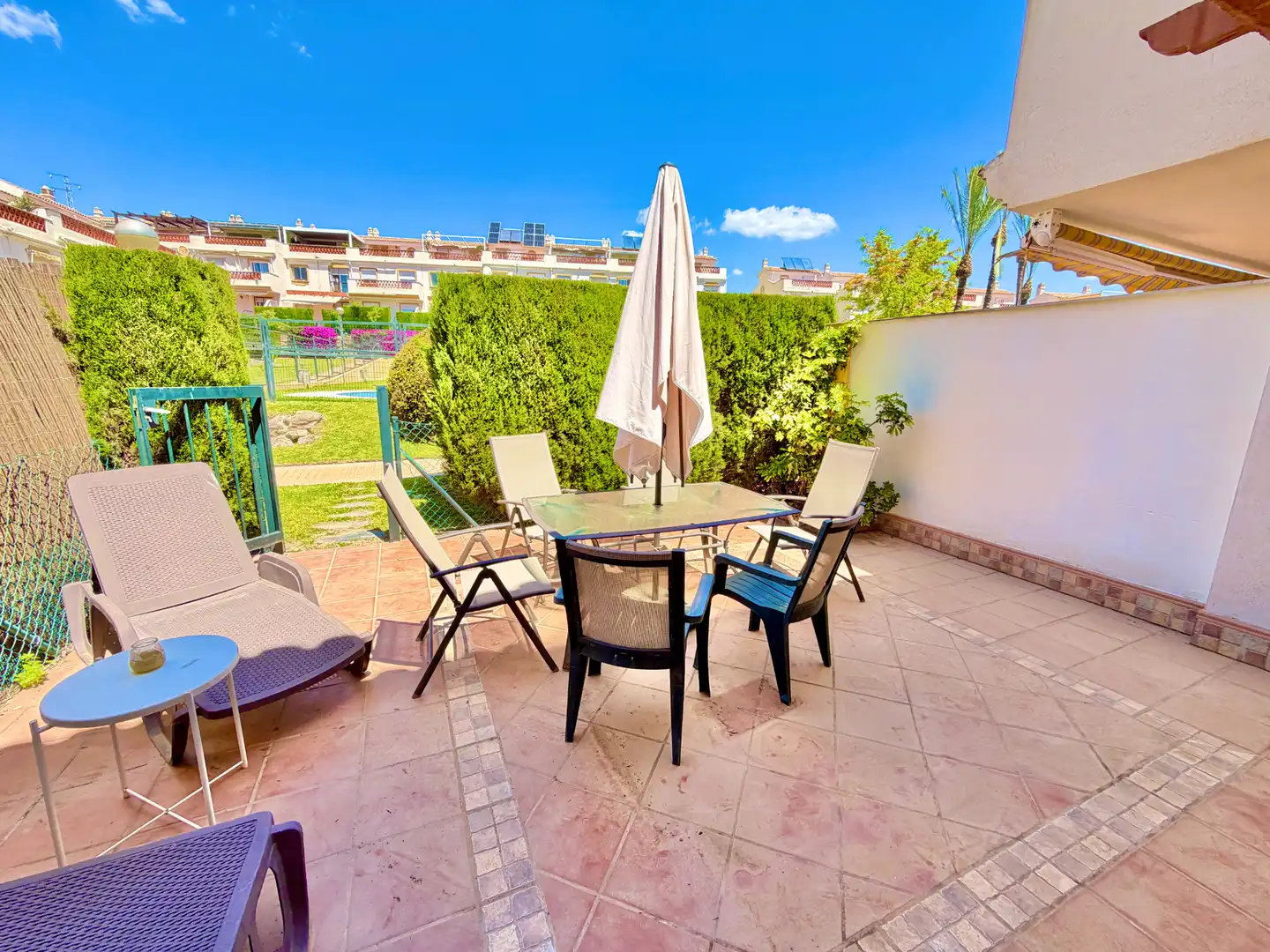 Terrasse von Einfamilien-Reihenhaus zum Verkauf in Rincón de la Victoria mit Ofen, Balkon und Gemeinschaftspool