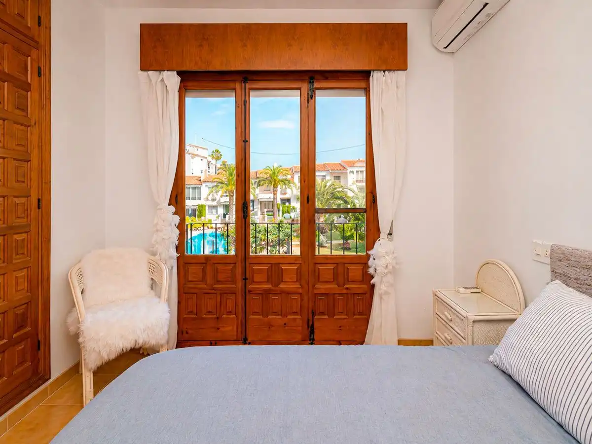 Habitación de Casa adosada en venta en L'Alfàs del Pi con Aire acondicionado, Calefacción y Jardín privado