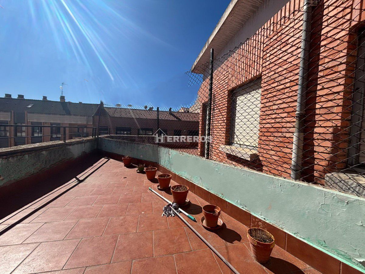 Vista exterior de Àtic en venda en  Logroño amb Calefacció, Parquet i Terrassa