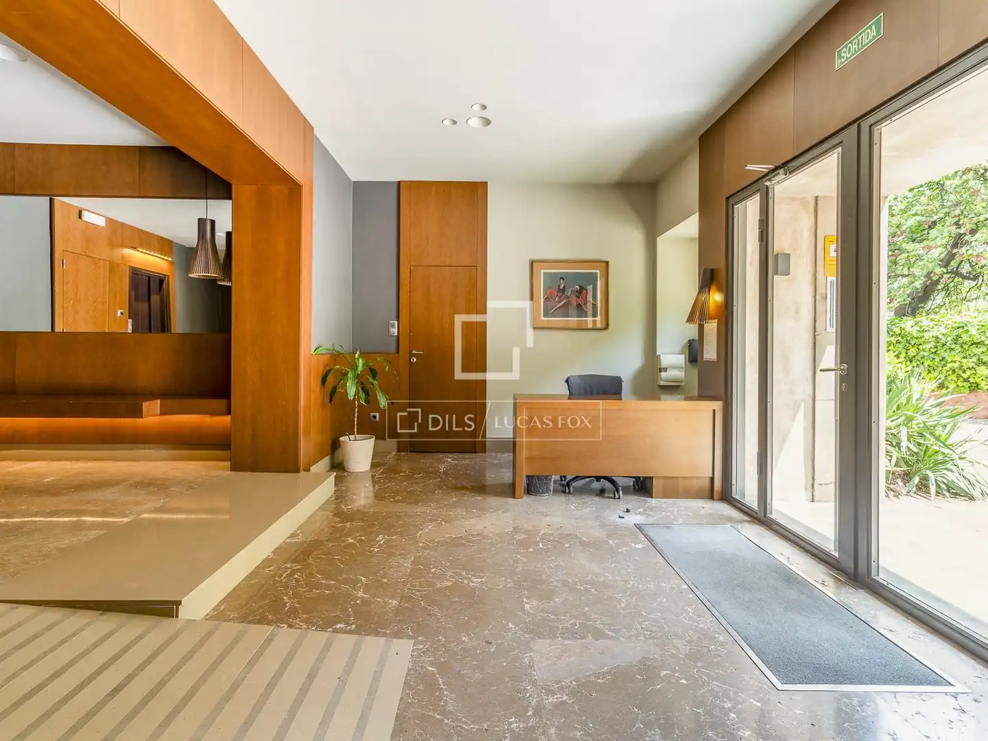 Wohnung zum Verkauf in Barcelona mit Klimaanlage, Heizung und Privatgarten