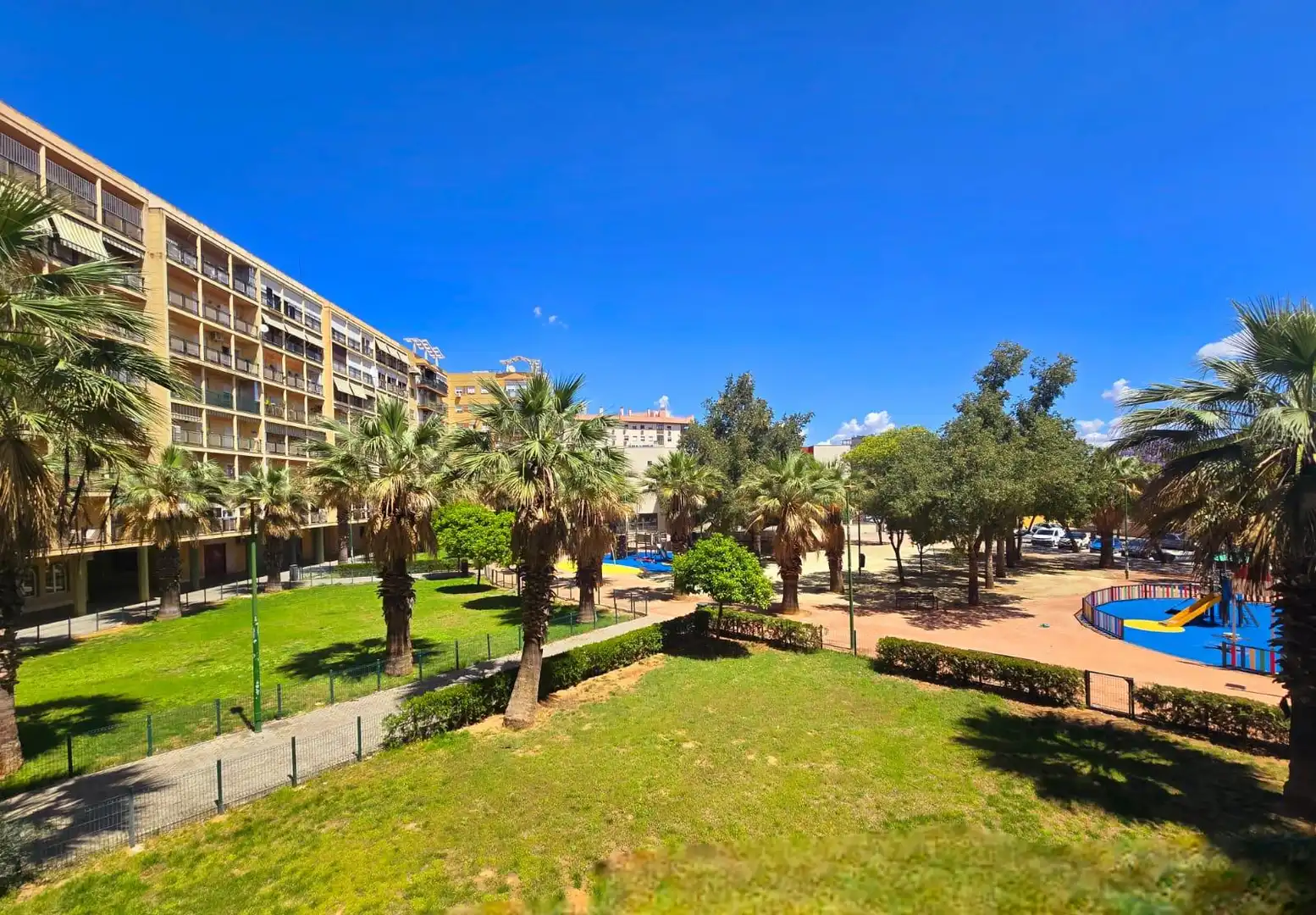 Vista exterior de Piso en venta en Sevilla con Terraza, Horno y Lavadora
