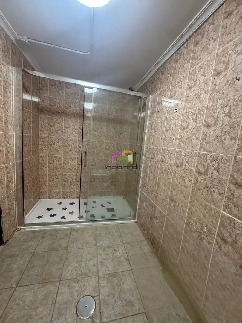 Bany de Casa o xalet en venda en Badajoz amb Aire condicionat, Calefacció i Jardí privat