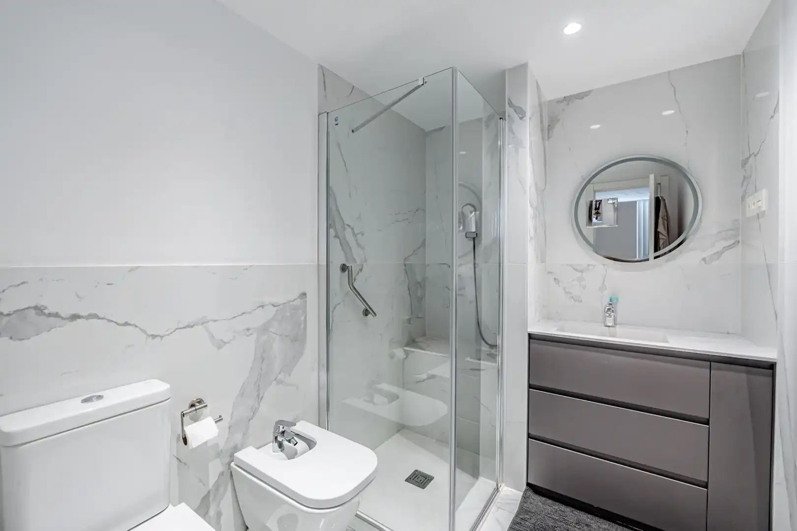 Baño de Casa adosada en venta en Pozuelo de Alarcón con Aire acondicionado, Calefacción y Piscina