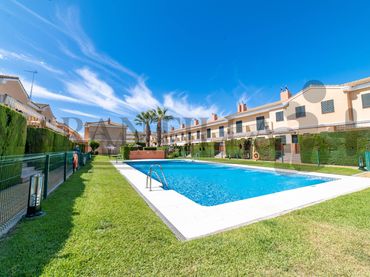 Terraced house with pool for sale in Islantilla Costa