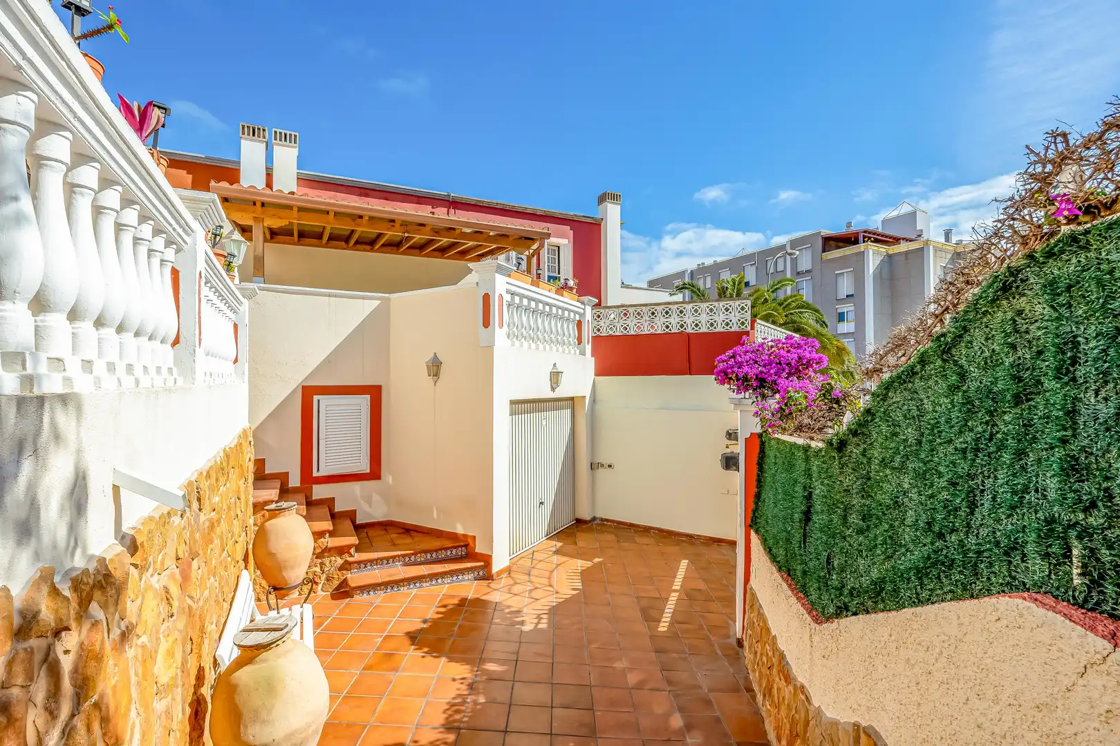 Vista exterior de Casa o xalet en venda en Las Palmas de Gran Canaria amb Jardí privat, Terrassa i Traster