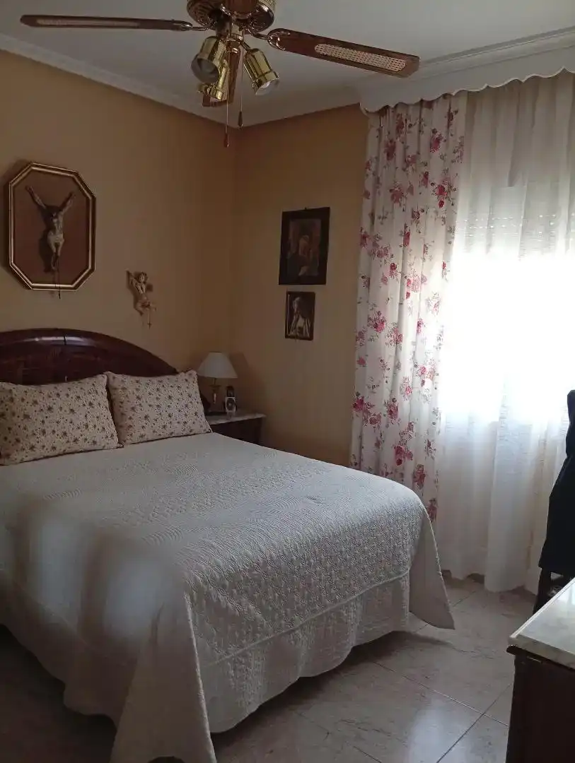 Dormitori de Casa adosada en venda en  Jaén Capital amb Balcó