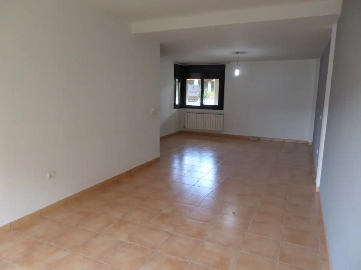 Casa adosada en venta en Tudela de Duero con Calefacción y Jardín privado
