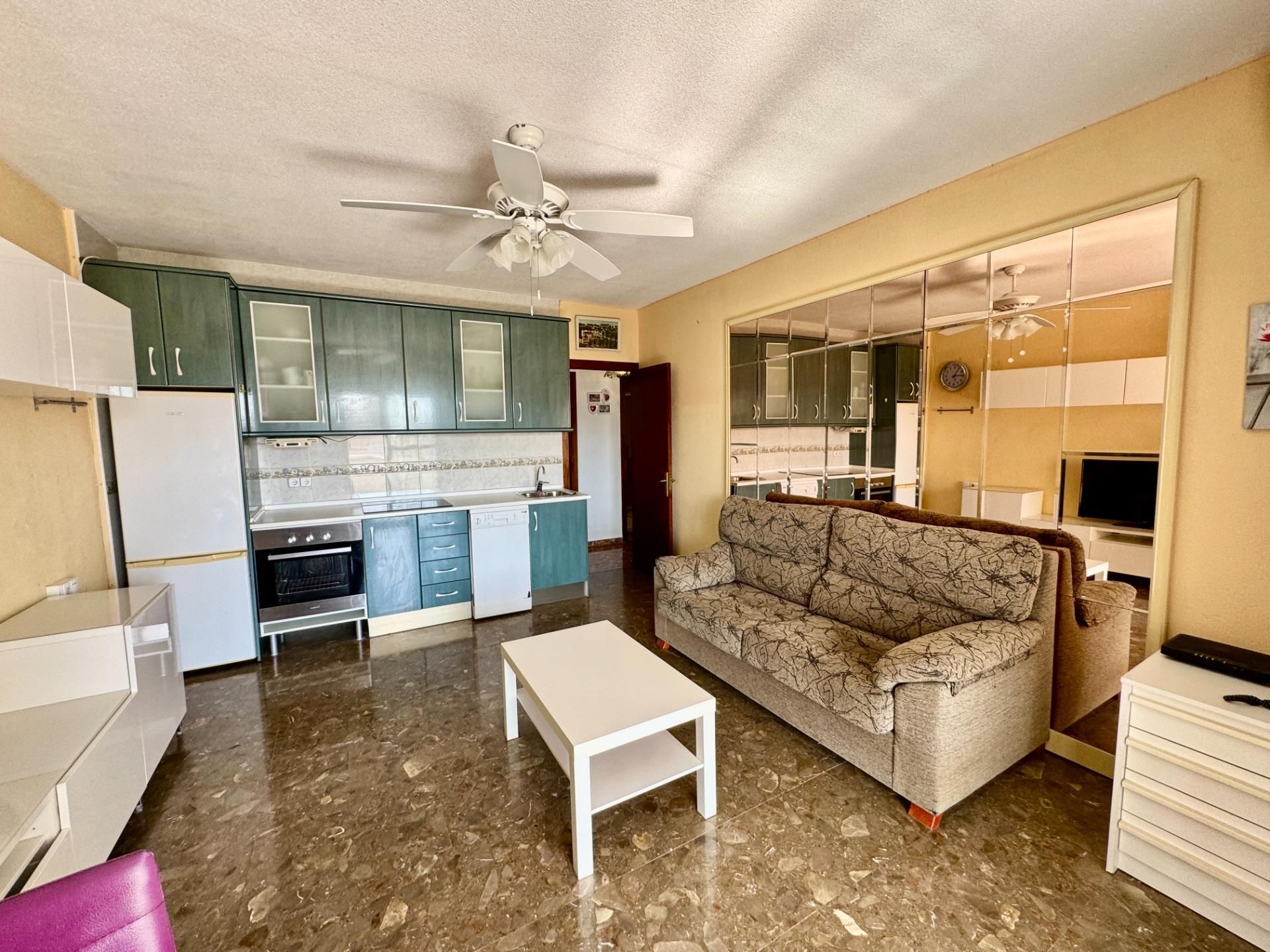 Sala d'estar de Pis en venda en Benalmádena amb Terrassa i Piscina comunitària