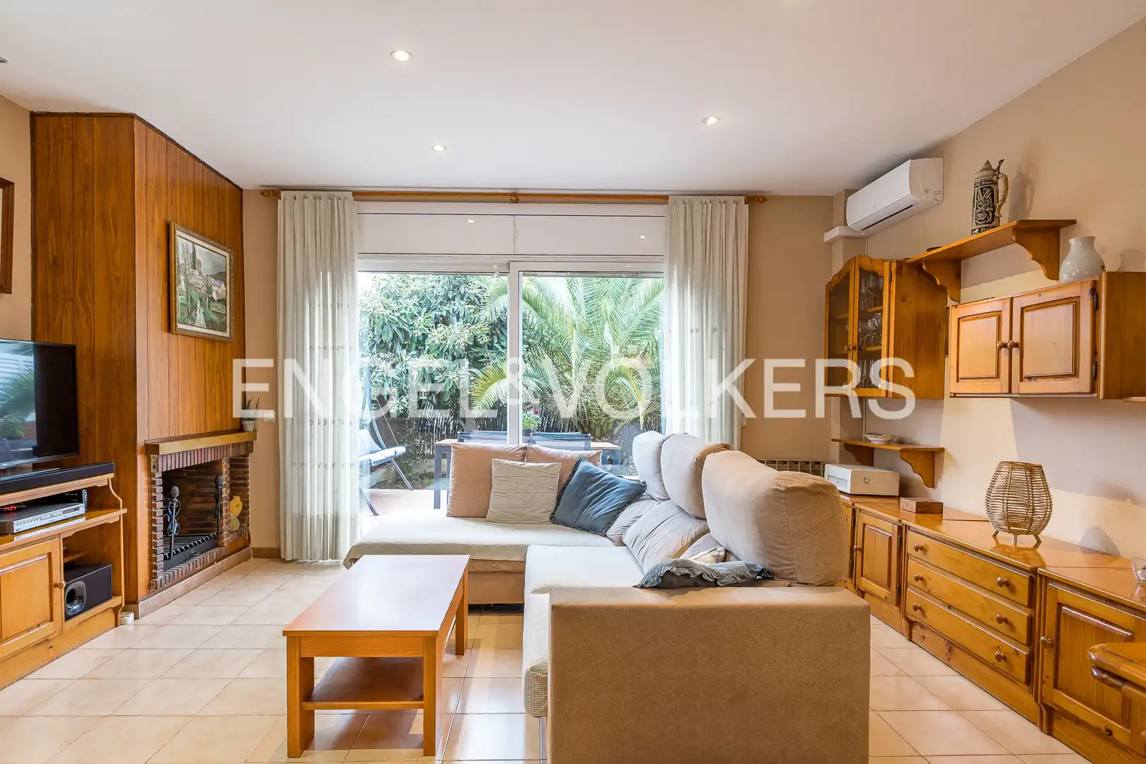 Exterior view of Houses for sale in Sant Cugat del Vallès  with Air Conditioner, Heating and Private garden