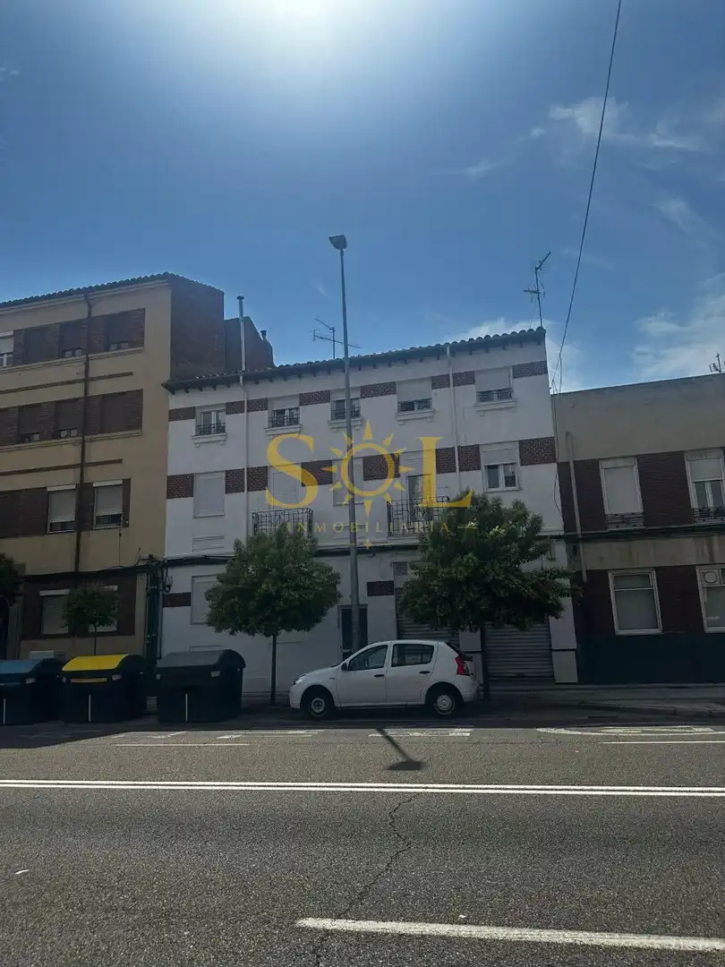 Vista exterior de Pis de lloguer en León Capital  amb Calefacció, Traster i Moblat