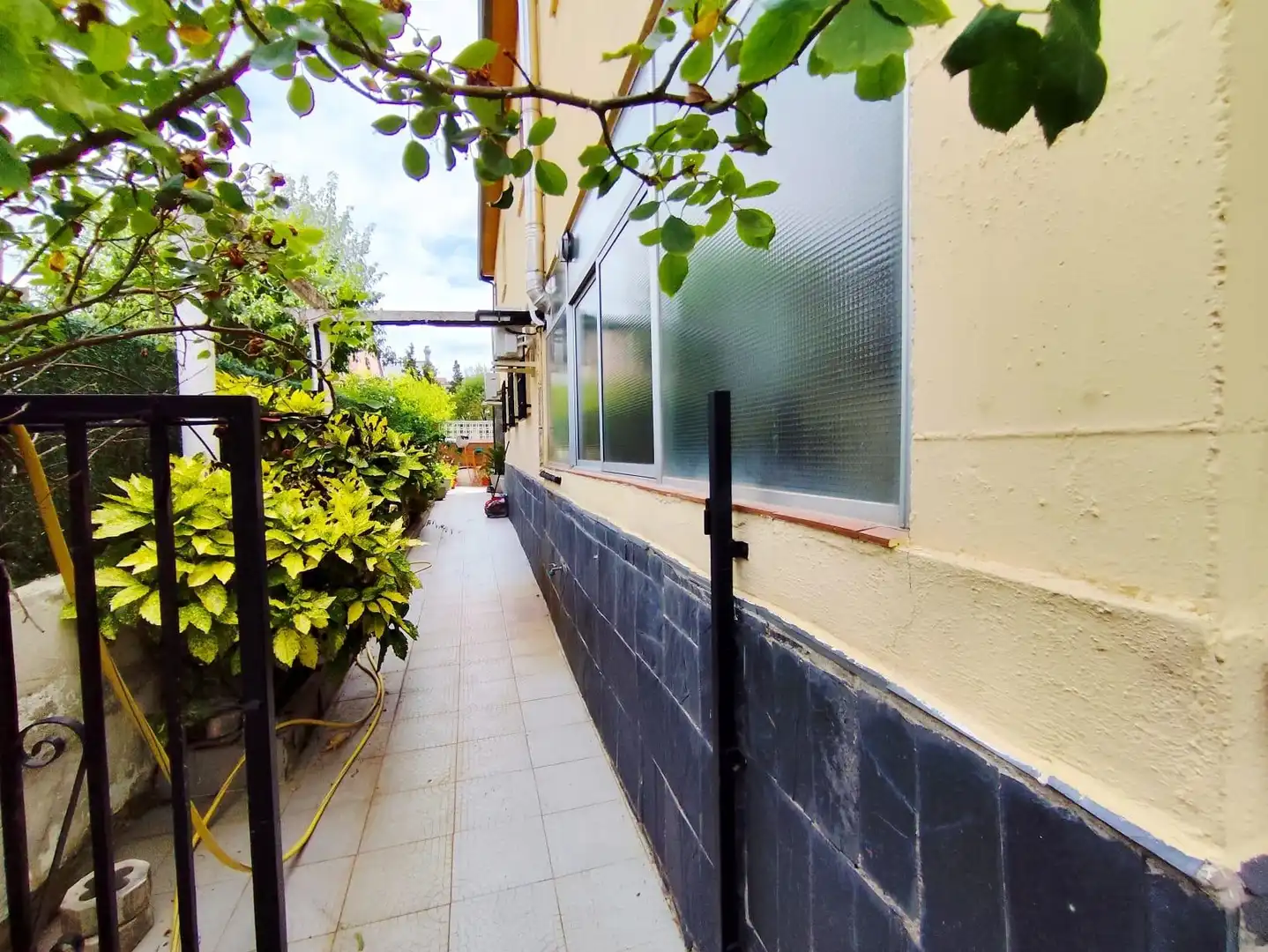 Vista exterior de Casa o chalet en venta en Santa Perpètua de Mogoda con Aire acondicionado, Calefacción y Jardín privado