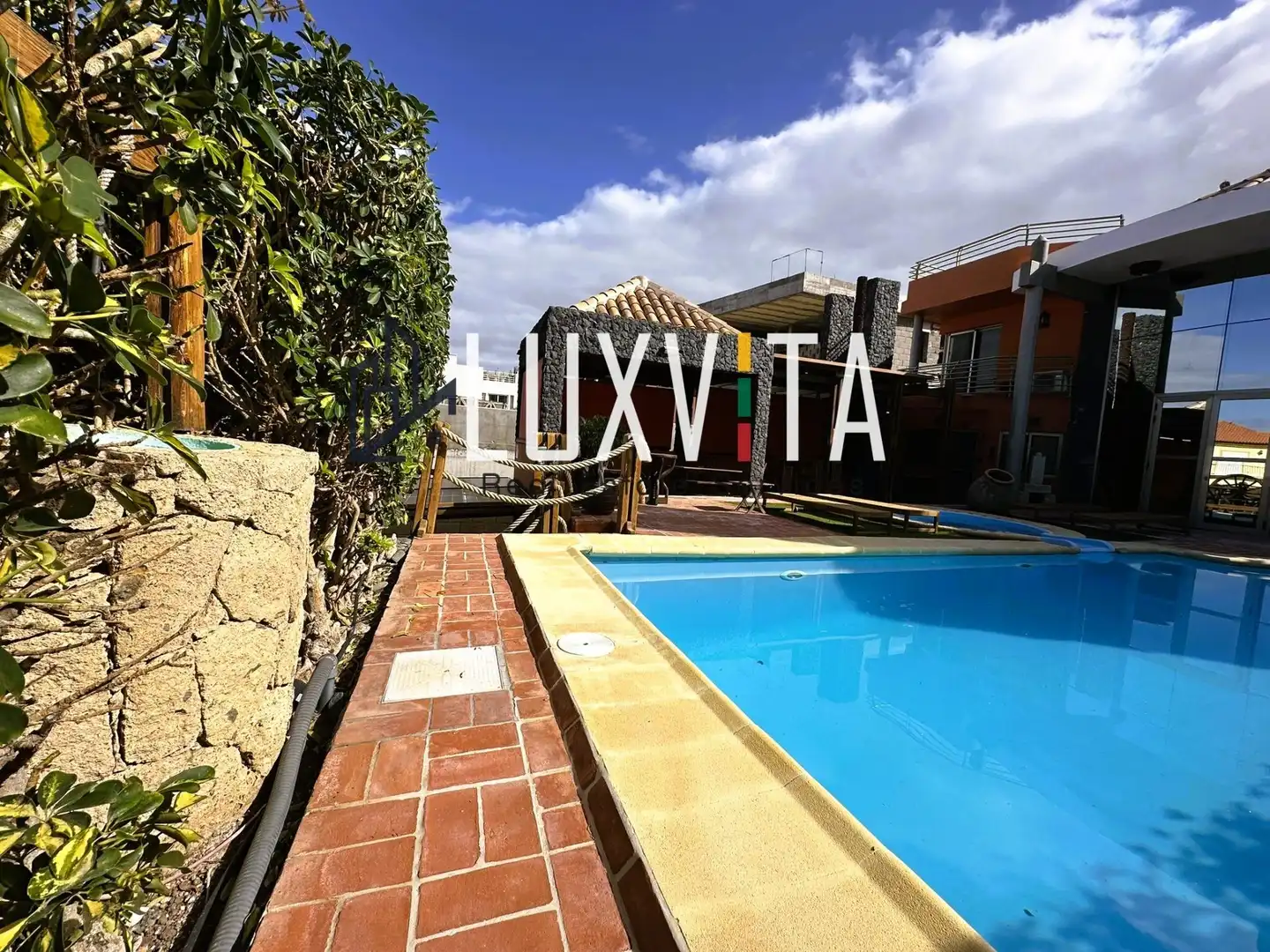 Vista exterior de Casa o xalet en venda en Adeje amb Aire condicionat, Calefacció i Jardí privat