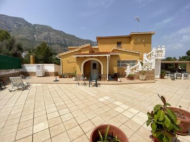 Chalet con jardín en venta en El Montgó