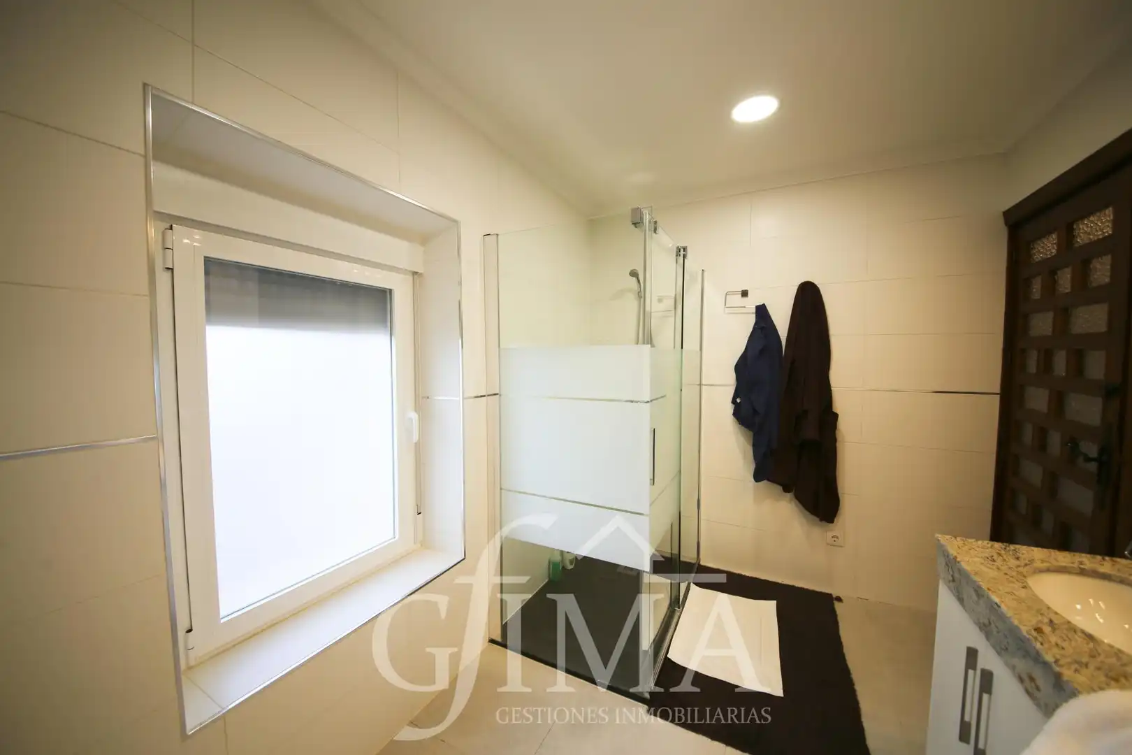 Bathroom of Houses for sale in Argamasilla de Alba  with Air Conditioner, Heating and Terrace