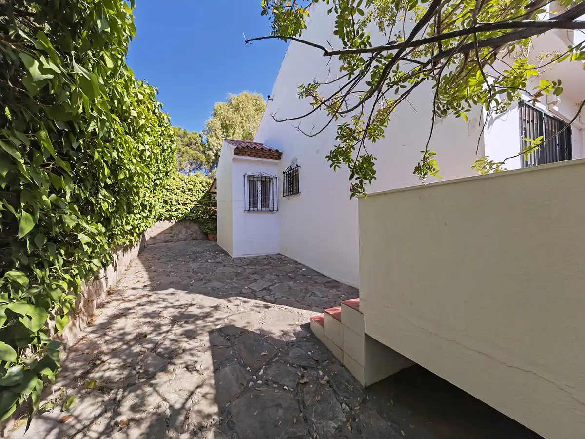 Vista exterior de Casa o xalet en venda en Estepona amb Aire condicionat, Jardí privat i Terrassa