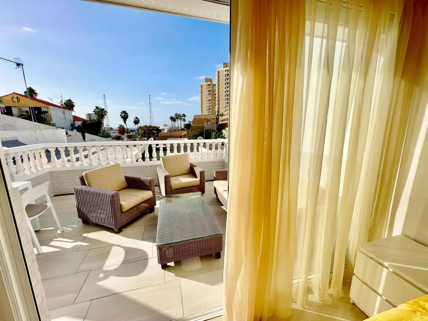 Terrasse von Einfamilien-Reihenhaus zum Verkauf in Arona mit Klimaanlage, Privatgarten und Terrasse