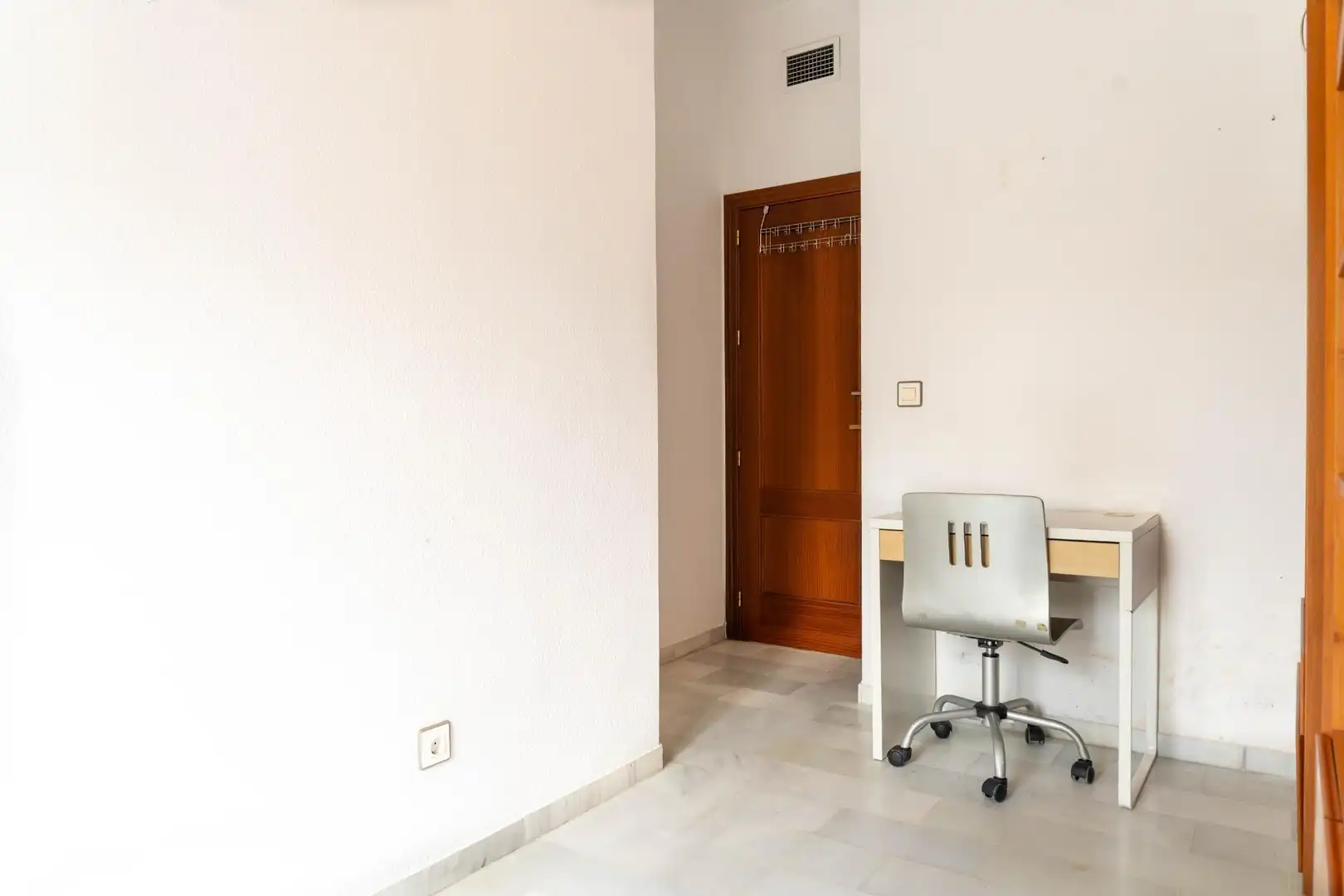 Wohnung zum Verkauf in Sevilla mit Klimaanlage, Heizung und Privatgarten