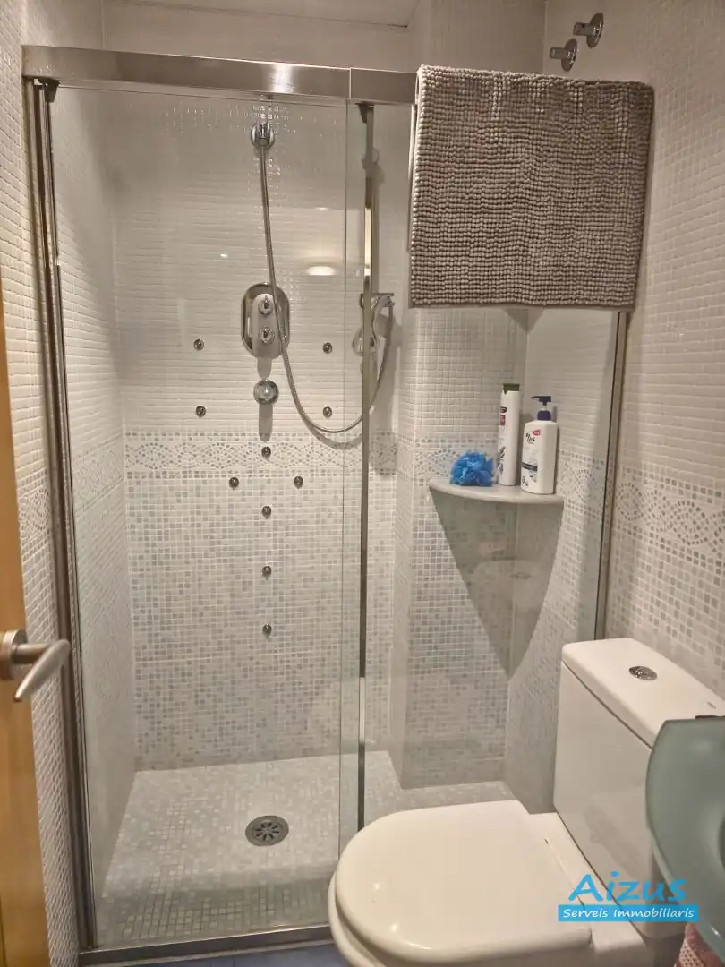 Baño de Piso en venta en Ripollet con Calefacción, Trastero y Horno