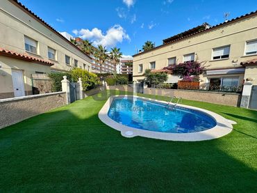 Adosado con piscina en venta en Fenals