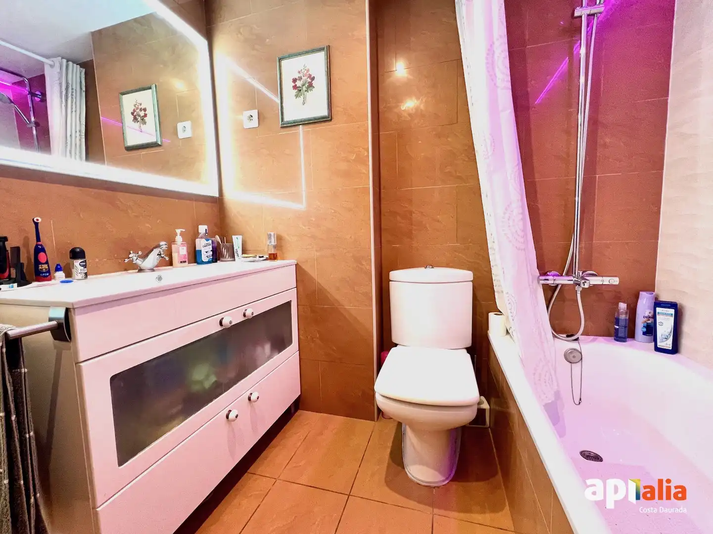 Baño de Piso en venta en Salou con Calefacción, Piscina y Horno