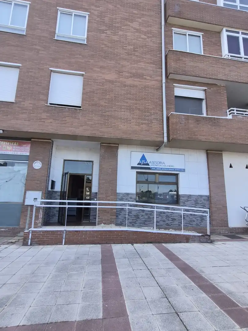 Vista exterior de Local en venta en León Capital 