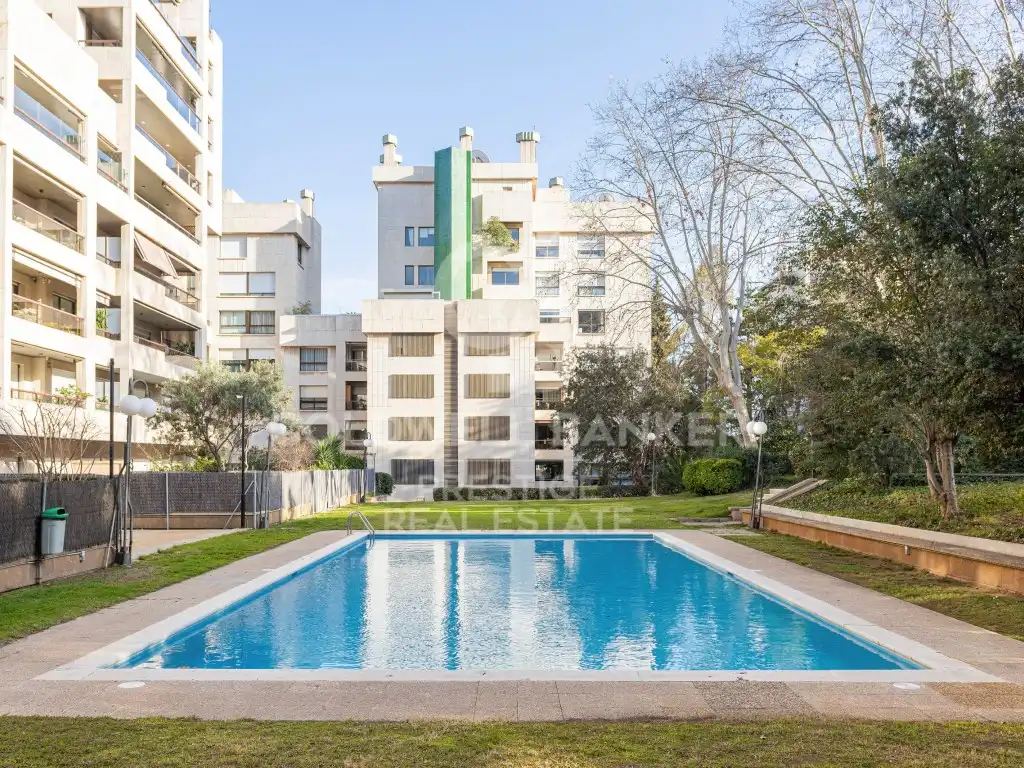 Vista exterior de Piso en venta en Barcelona con Jardín privado, Terraza y Piscina comunitaria