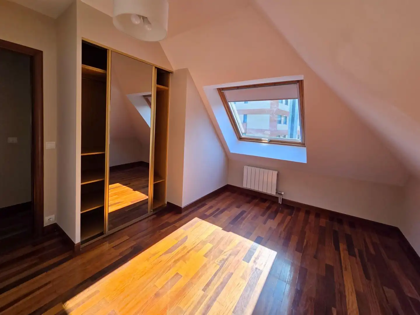 Schlafzimmer von Dachboden zur Miete in Santander mit Heizung, Privatgarten und Parkett