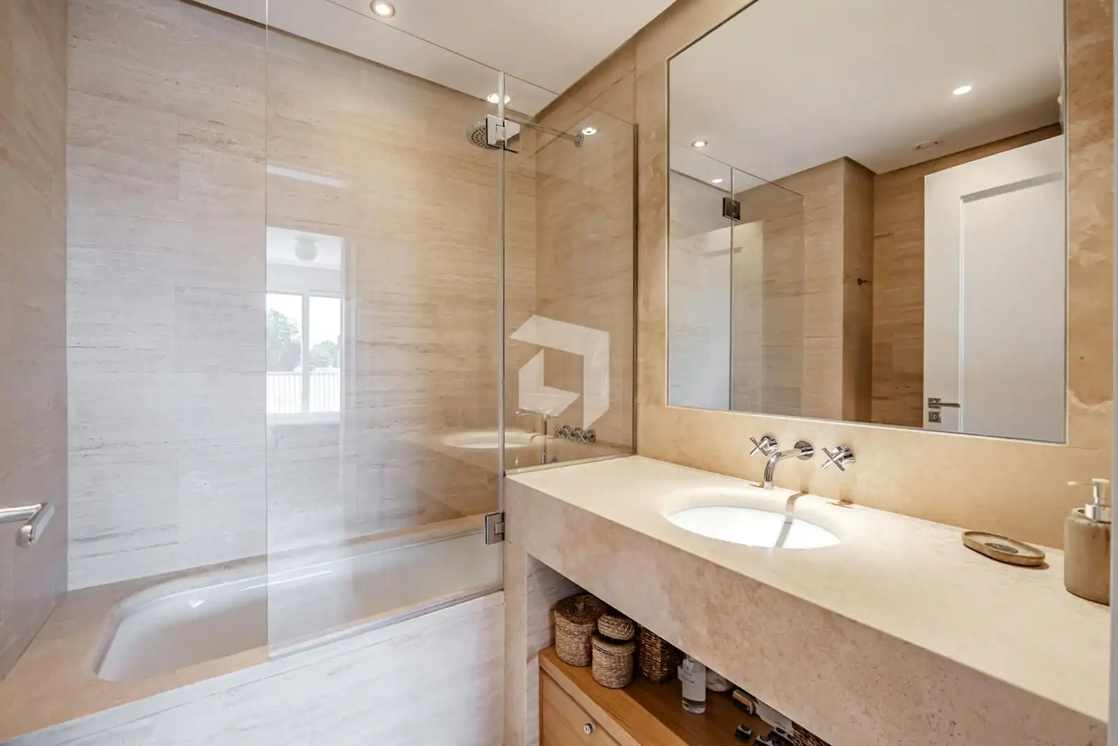 Bathroom of Attic for sale in Madrid  with Air Conditioner, Heating and Parquet flooring