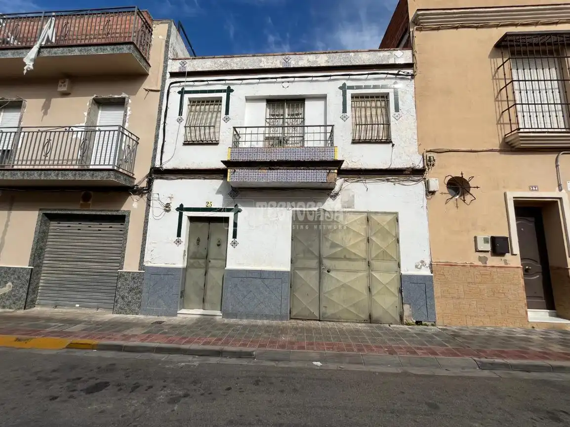 Vista exterior de Casa adosada en venta en Dos Hermanas
