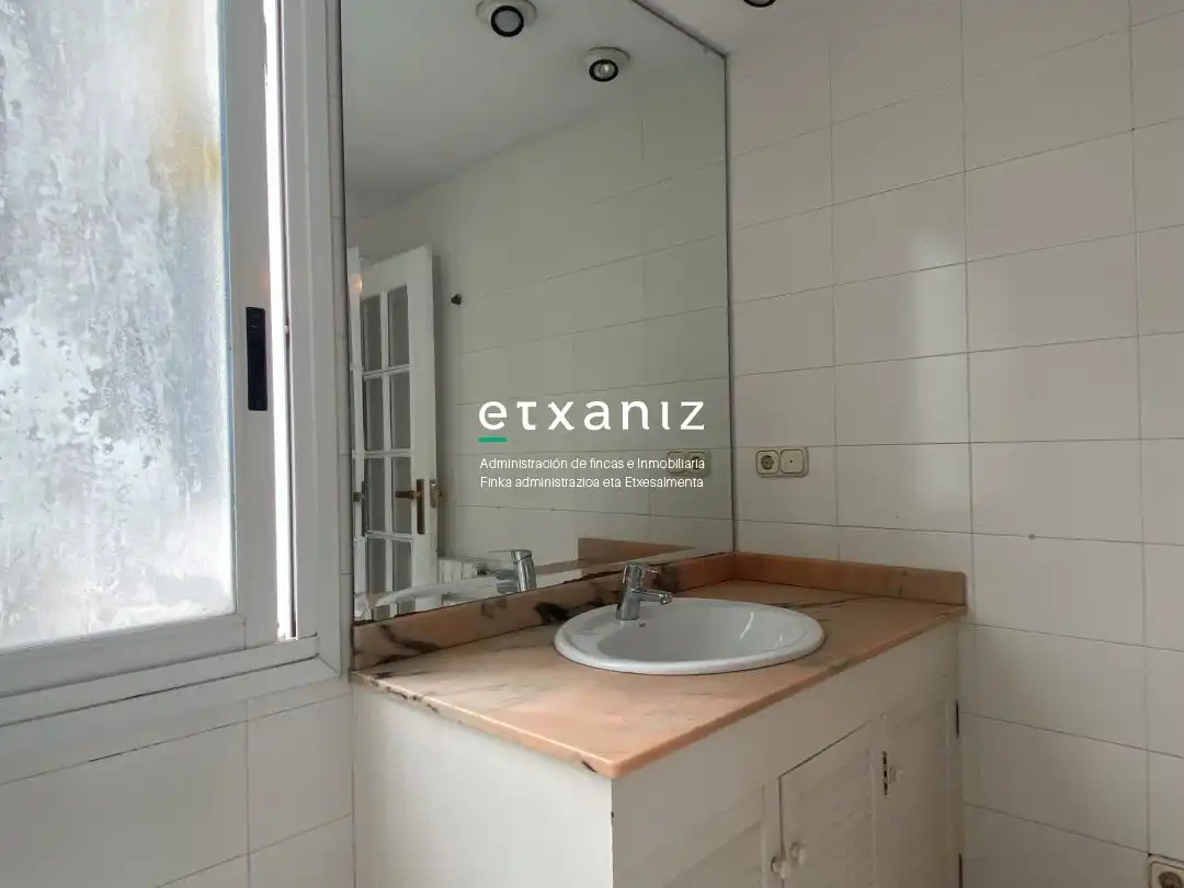 Bathroom of Flat for rent in Donostia - San Sebastián   with Heating, Oven and Washing machine