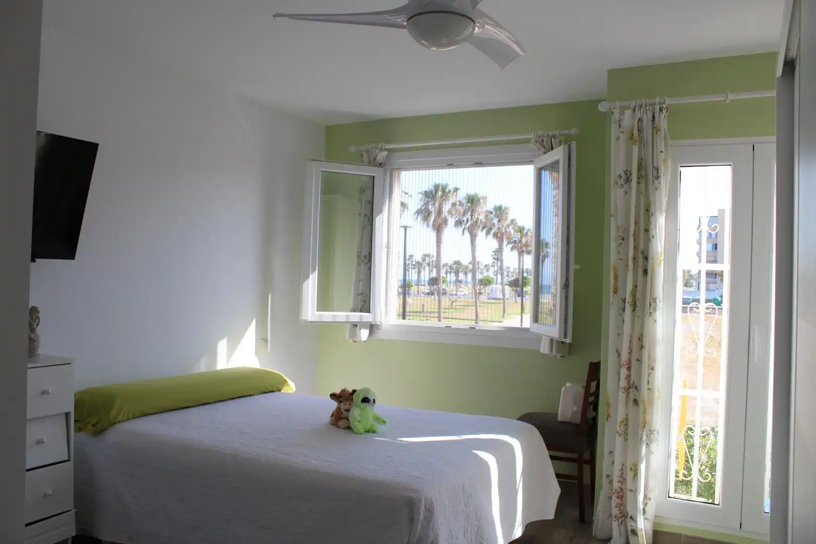 Habitación de Apartamento en venta en Roquetas de Mar con Jardín privado, Trastero y Amueblado