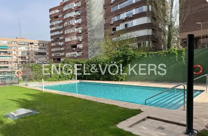 Swimming pool of Flat for rent in  Madrid Capital  with Heating, Storage room and Swimming Pool