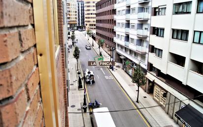 Vista exterior de Pis en venda en Oviedo  amb Calefacció i Traster