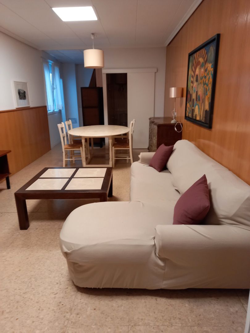 Sala d'estar de Estudi de lloguer en Cuenca Capital amb Calefacció, Moblat i Rentadora