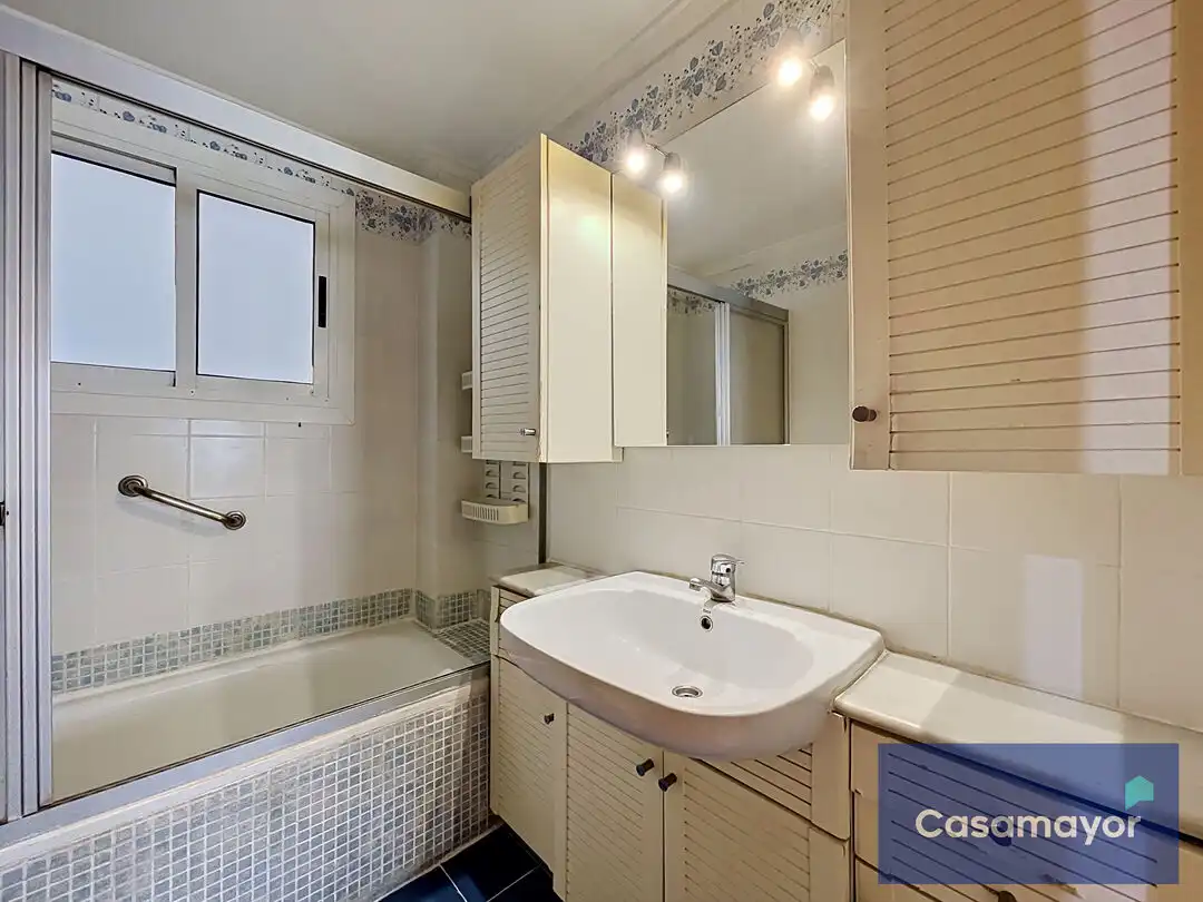 Badezimmer von Wohnung zum Verkauf in Alicante / Alacant mit Klimaanlage, Abstellraum und Balkon