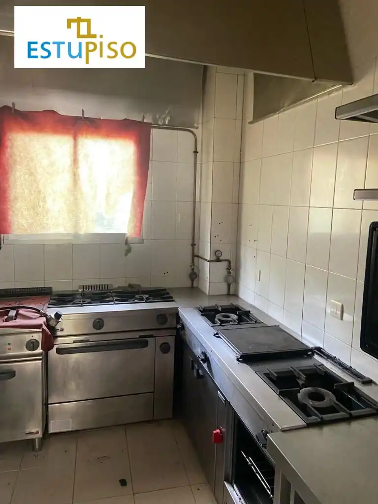 Küche von Geschaftsraum zum Verkauf in Matallana de Torío mit Möbliert
