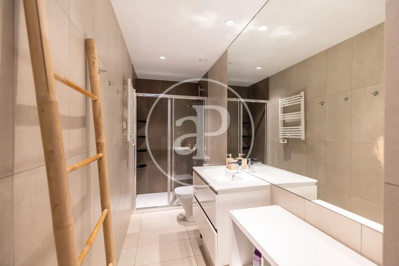 Badezimmer von Wohnung zum Verkauf in Barcelona mit Klimaanlage, Heizung und Terrasse