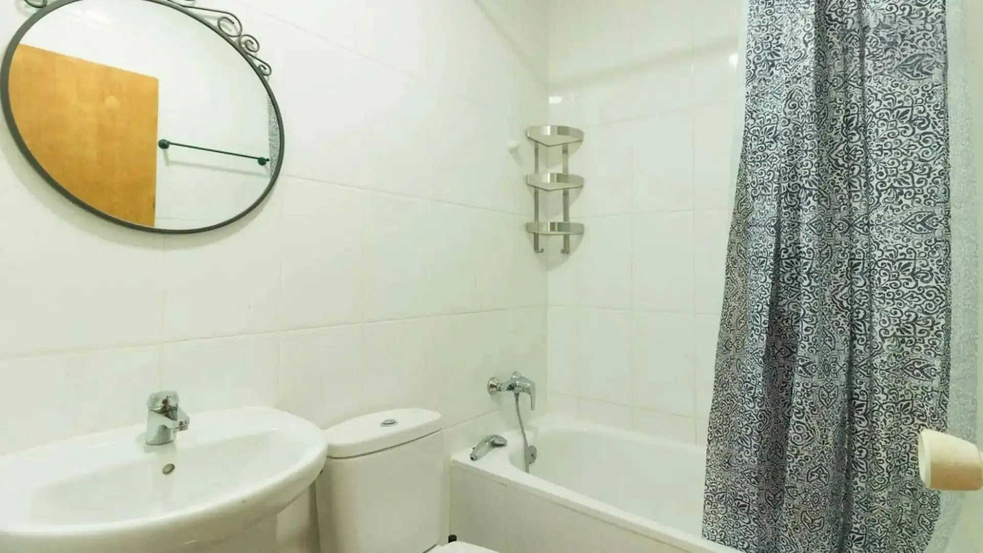 Baño de Piso para compartir en Barcelona con Amueblado y Lavadora